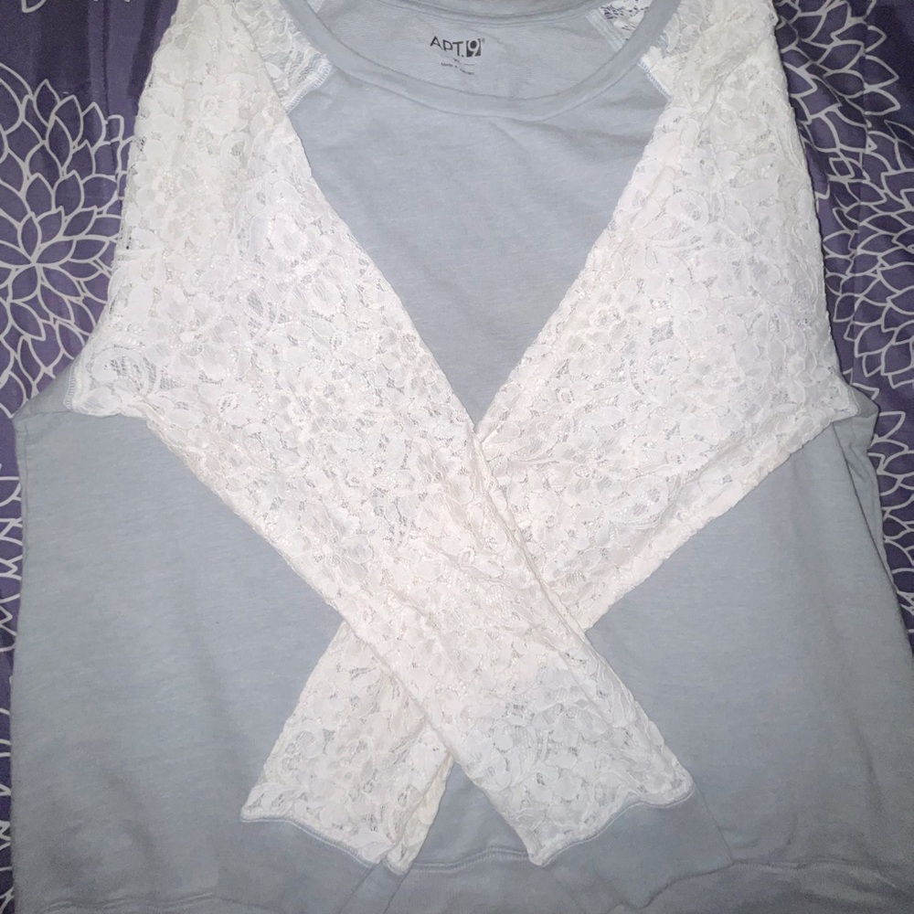 Longsleeve with Flower Laced Sleeves